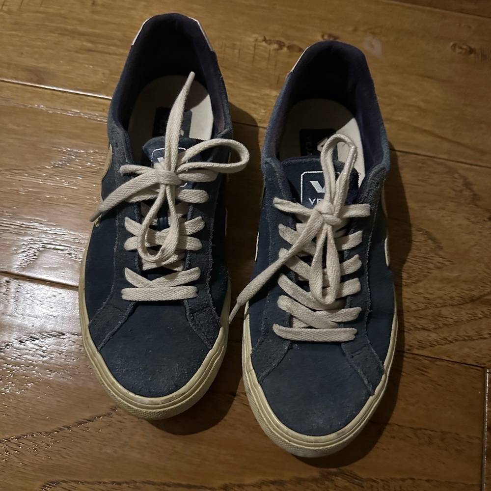 Veja sneakers women’s size 37 / 6 (but fit more like a 7)